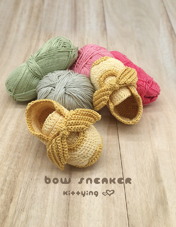 Bow Sneakers Baby Crochet Pattern by Kittying Crochet Patterns made of Fibrantura Luxor and DMC Just Cotton Natura Yarn